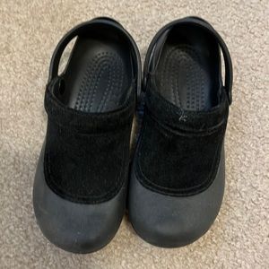 Black crocs w/suede detail
